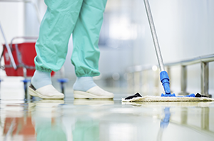 Profissional de limpeza lesionada por agulha hospitalar tem direito a indenização por dano moral