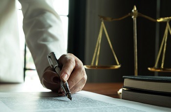 Justiça do Trabalho reconhece relação de emprego entre advogada que prestava serviços como associada e escritório de advocacia