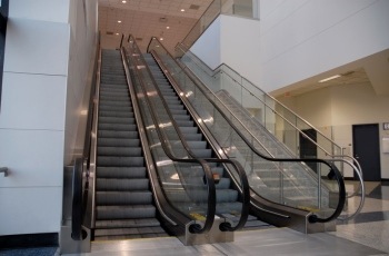 Supermercado de Uberaba indenizará empregada com problemas no joelho que foi impedida de acessar a loja pela escada rolante