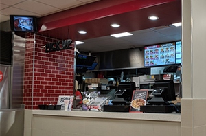 Rede de fast food é condenada por jornada irregular de empregados