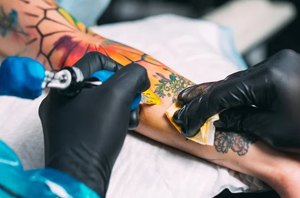 Bancário que trabalhou como tatuador durante licença médica recebe justa causa