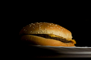 Rede de fast food é condenada por oferecer lanche incompleto a empregado como forma de punição