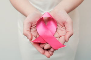 Banco deve indenizar funcionária rebaixada de função após tratamento contra câncer de mama