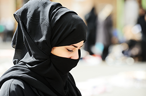 Empregada que sofreu ofensas no trabalho por ser muçulmana deve ser indenizada