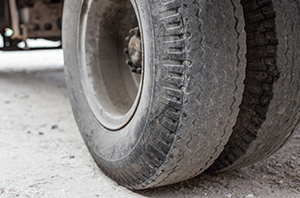 Motorista que dirigia caminhão com pneu e freios defeituosos receberá indenização