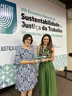 Desembargadora Regina Duarte e servidora Fernanda Martins seguram prêmio