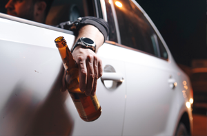 Dirigir veículo da empresa embriagado e com CNH suspensa geram justa causa